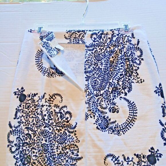 The Loft Size 4 Skirt White with Floral Design Zip in Back Slit in Both Sides. - Picture 4 of 6